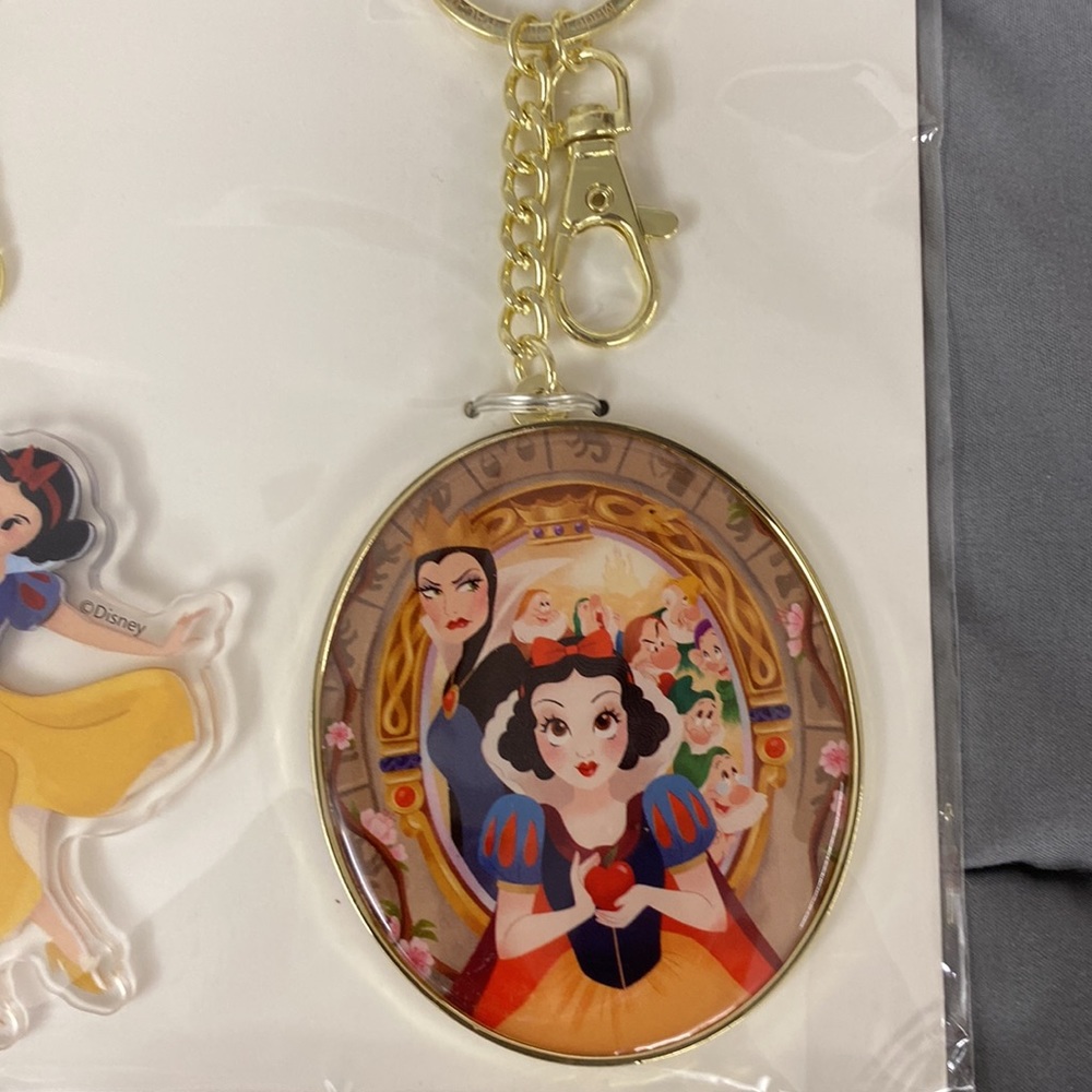 NWT Disney Snow White and the Seven Dwarfs 85th anniversary 3 keychain set - Picture 5 of 7